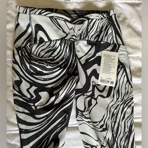 Lululemon Swift Speed HR Tight 28" *Jacquard. New with tags.